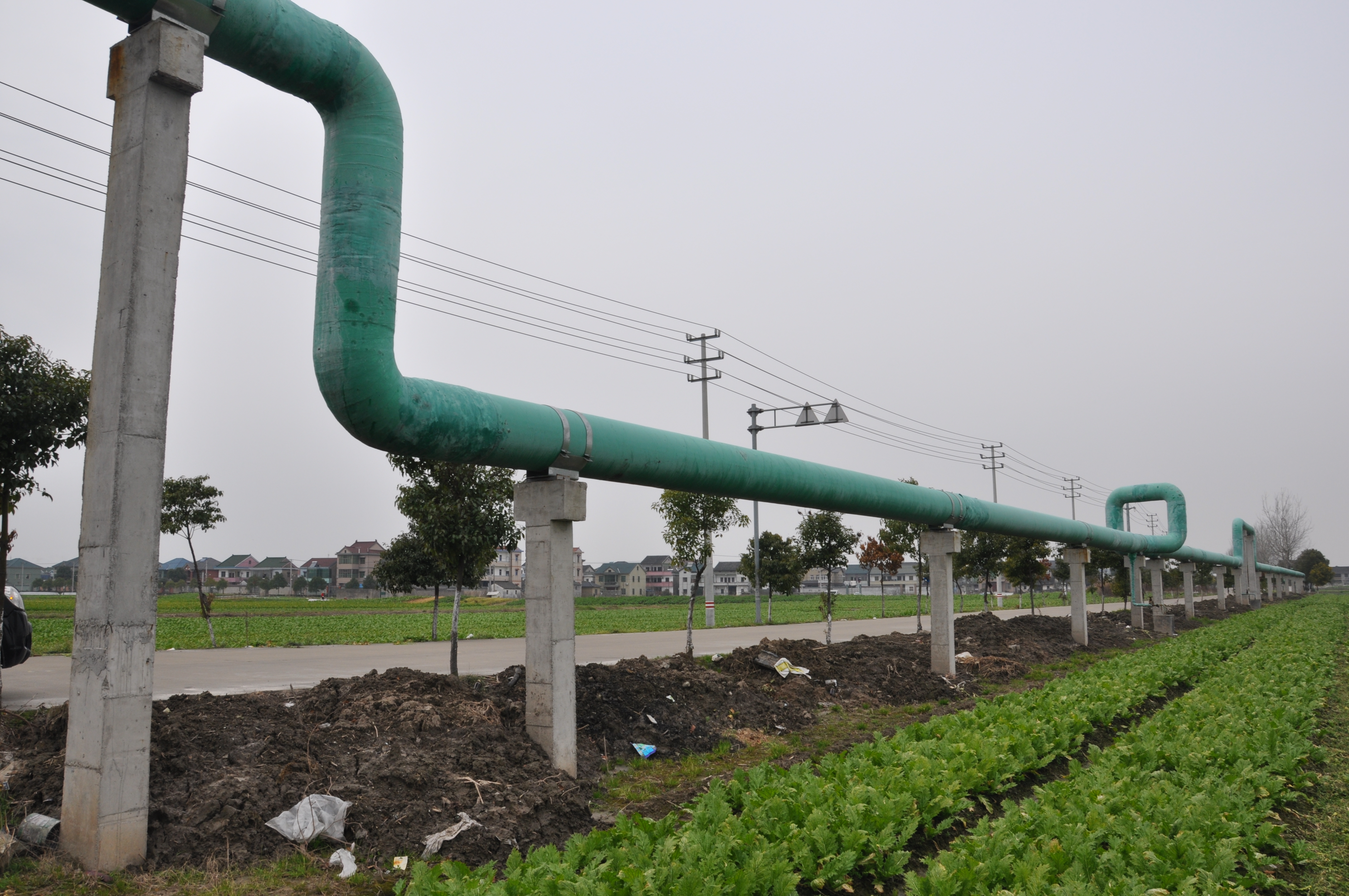 热力管道应用项目介绍:采用wbk预制架空蒸汽保温管,局部过路采用埋地